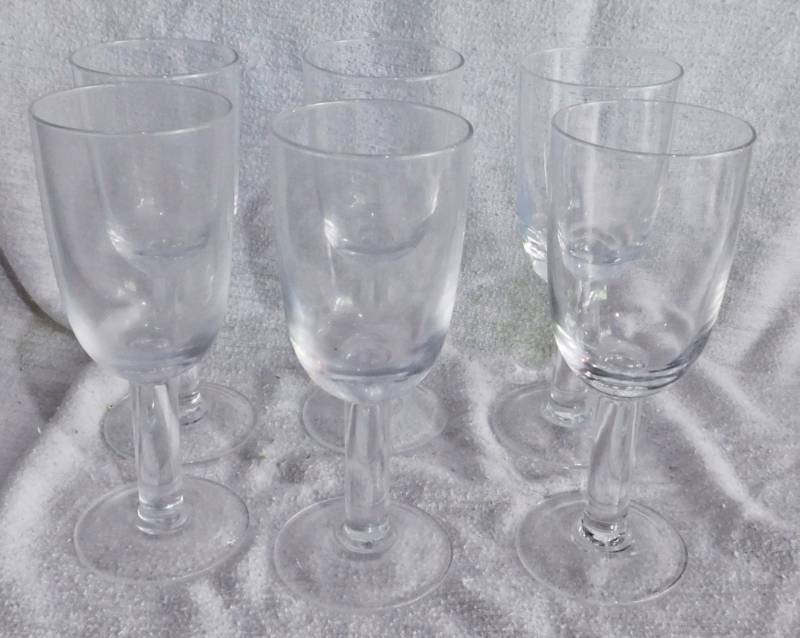 lot 38 image: 6   9 crystal champagne flutes