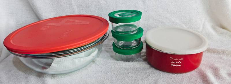 lot 49 image: lot of pyrex covered bowls and glass with class bowls