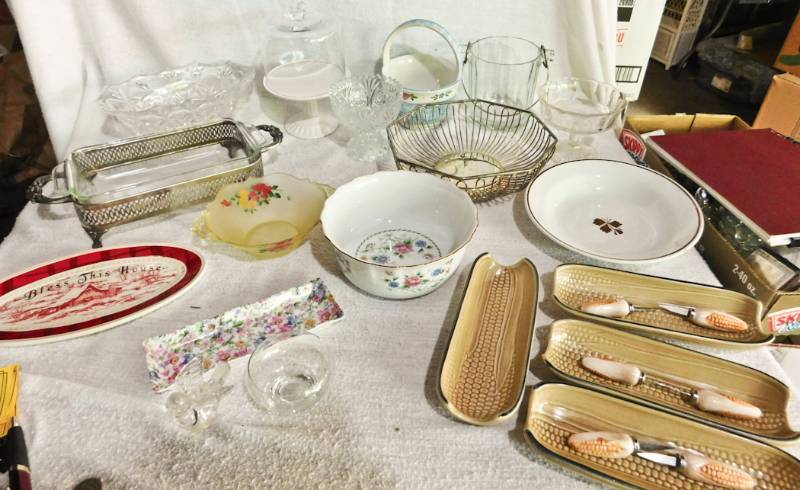 lot 71 image: serving dcor and dining items Pfaltzgraff corn dishes