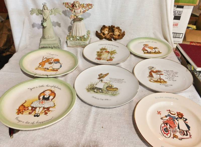 lot 75 image: 7 Holly Hobbie plates and 2 angel figurines dcor items