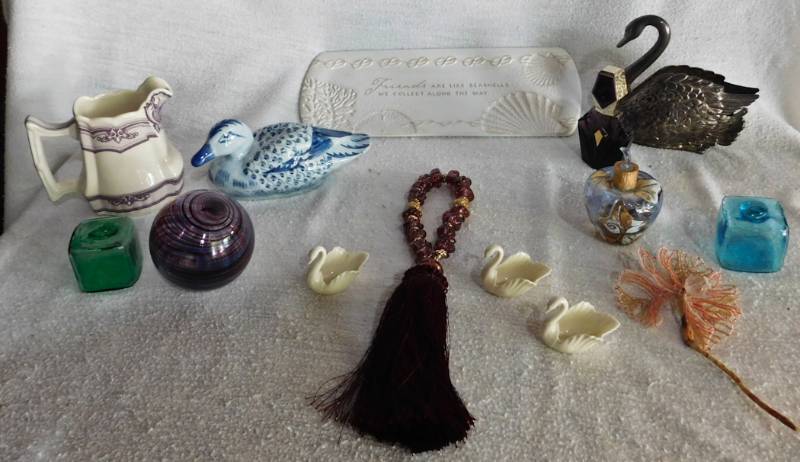 lot 91 image: lot of bathroom or dresser decor items