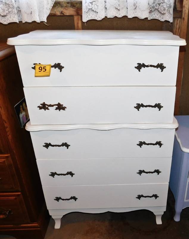 lot 95 image: 5 drawer vintage dresser and matching nightstand