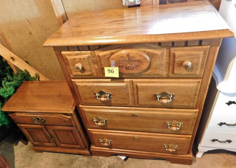 lot 96 image: 4 drawer vintage wooden dresser and wooden nightstand