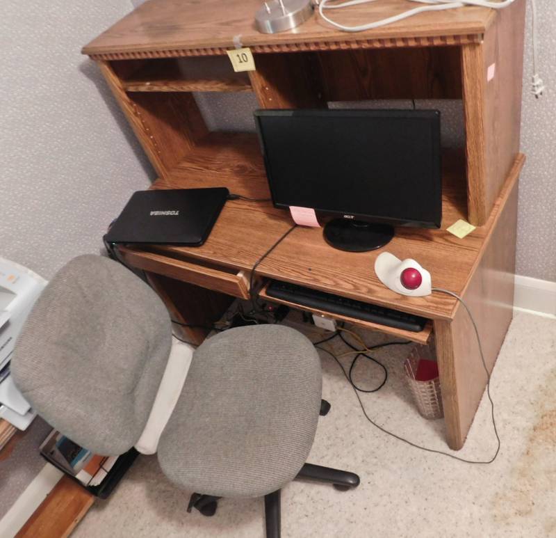lot 10 image: modern computer desk and chair
