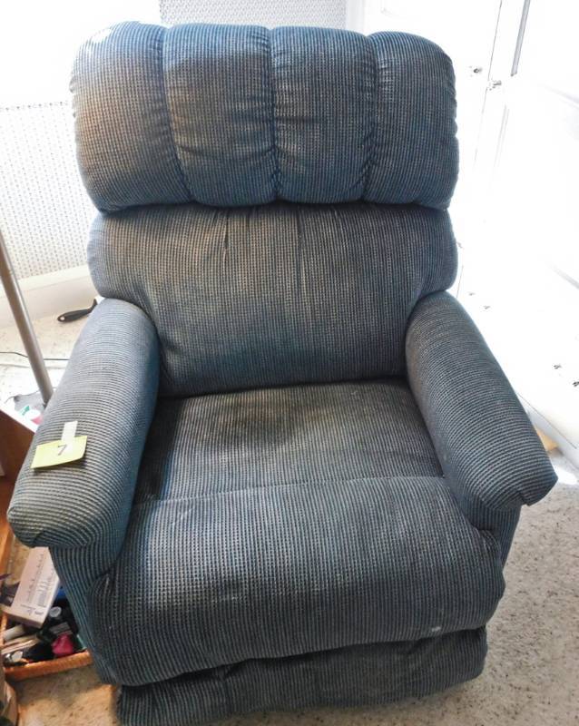 lot 7 image: lazyboy recliner in working condition