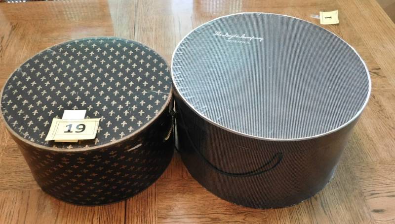 lot 19 image: Two vintage hat boxes 2 hats and a green bow