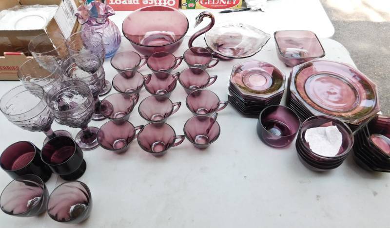 lot 29 image: Large set of purple amethyst dishware