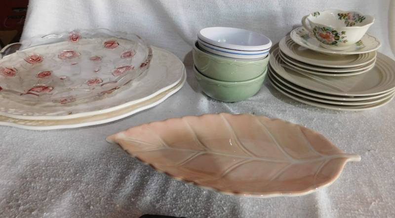 lot 167 image: Gibson plates holiday serving platters and more