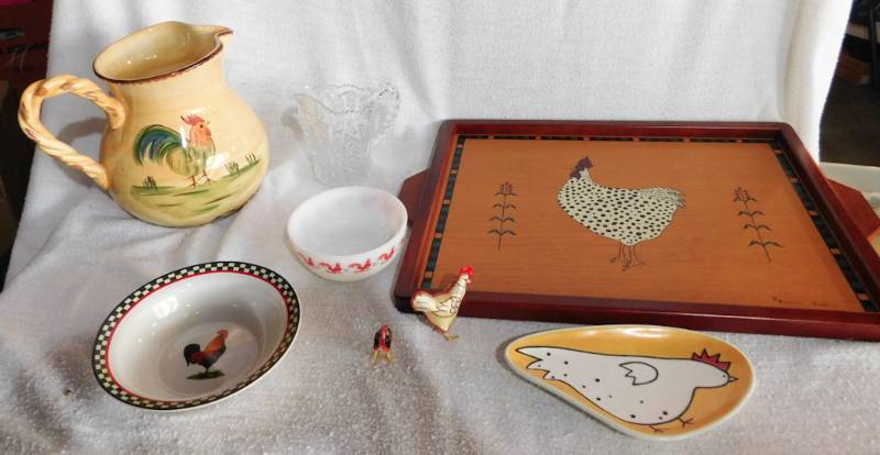 lot 168 image: Rooster dcor lot tray, bowls, pot and plate