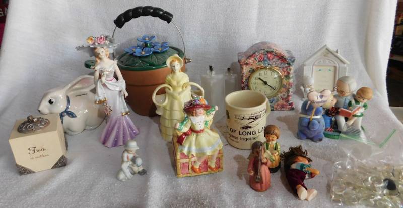 lot 170 image: many spring time themed dcor items