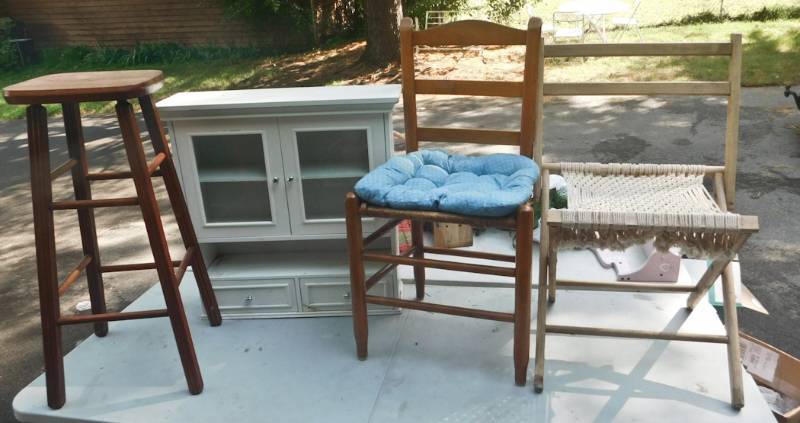 lot 121 image: 2 chairs, stool and wall mount storage unit