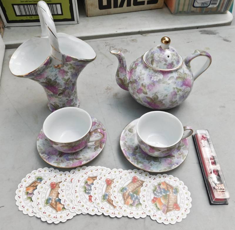 lot 129 image: Formalities Floral tea set and a souvineer spoon