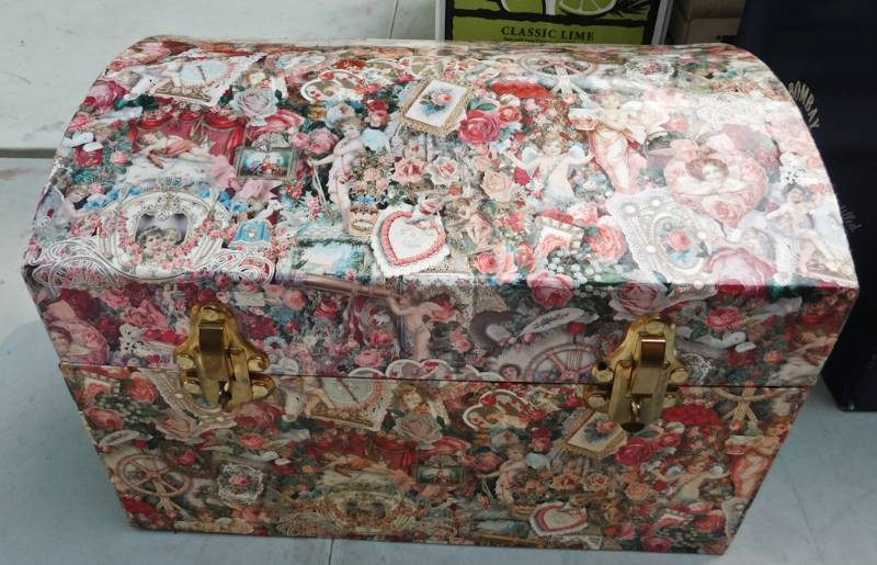 lot 131 image: decorative treasure box with very nice contents