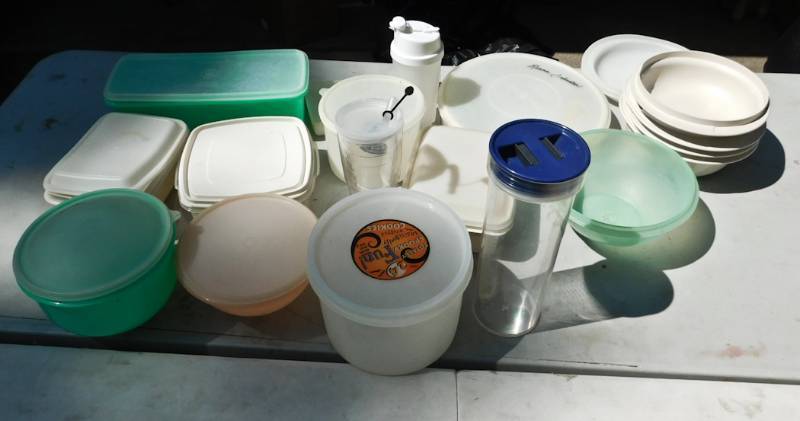 lot 136 image: large lot of plastic tupperware like items