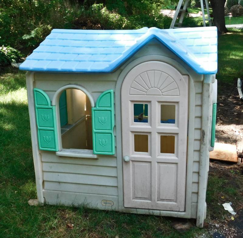 lot 138 image: little tikes play house 4 walls and 2 roof pieces