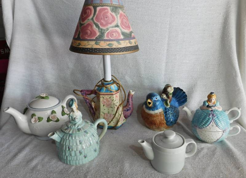 lot 144 image: lot of cool teapot items