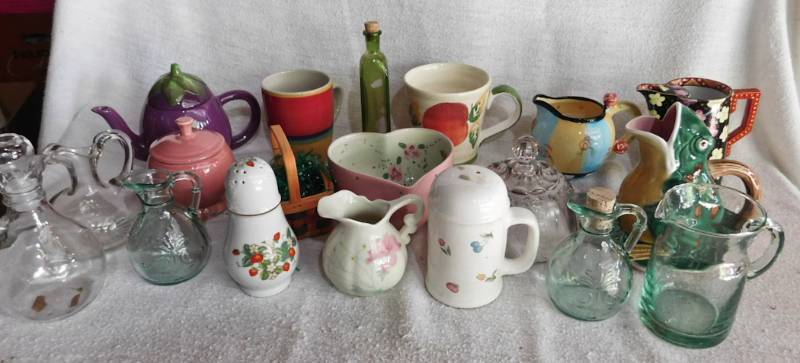 lot 145 image: large lot of serving, dcor and entertaining items