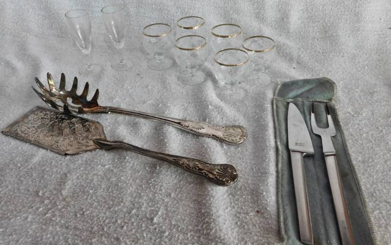 lot 148 image: 2 silverplate servingware, 6 crystal cordials carving set