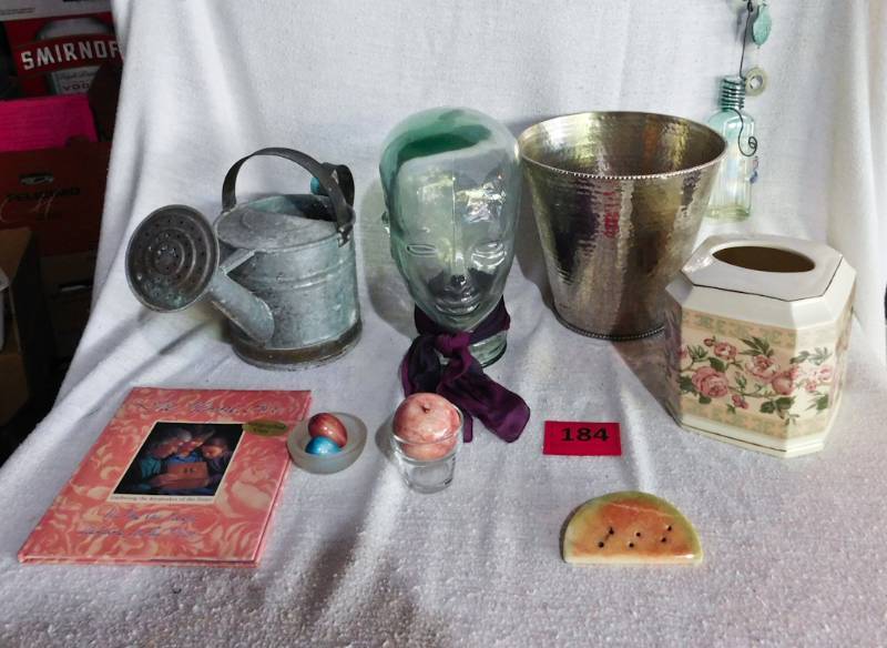 lot 184 image: Seasonal Holiday dcor, serving items