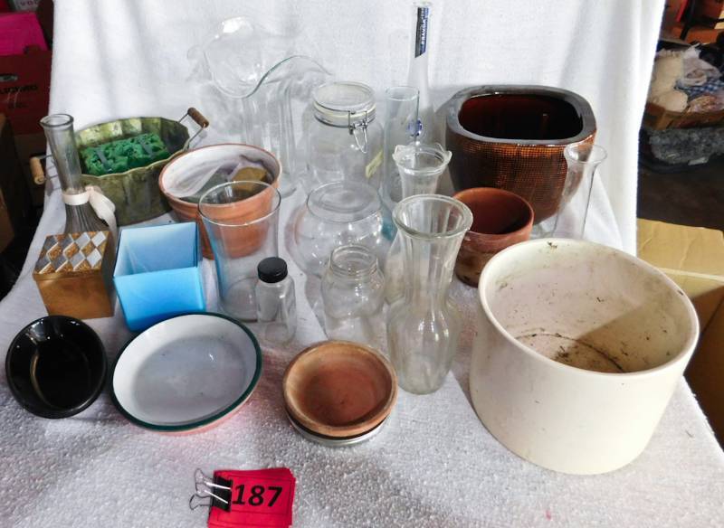 lot 187 image: Planters and vases