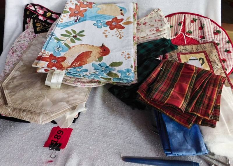 lot 189 image: table linens tablecloths