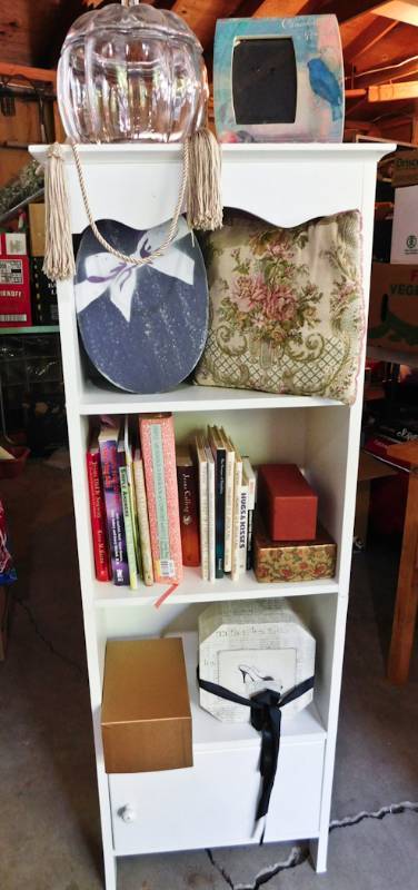 lot 192 image: Small decorative shelf with contents