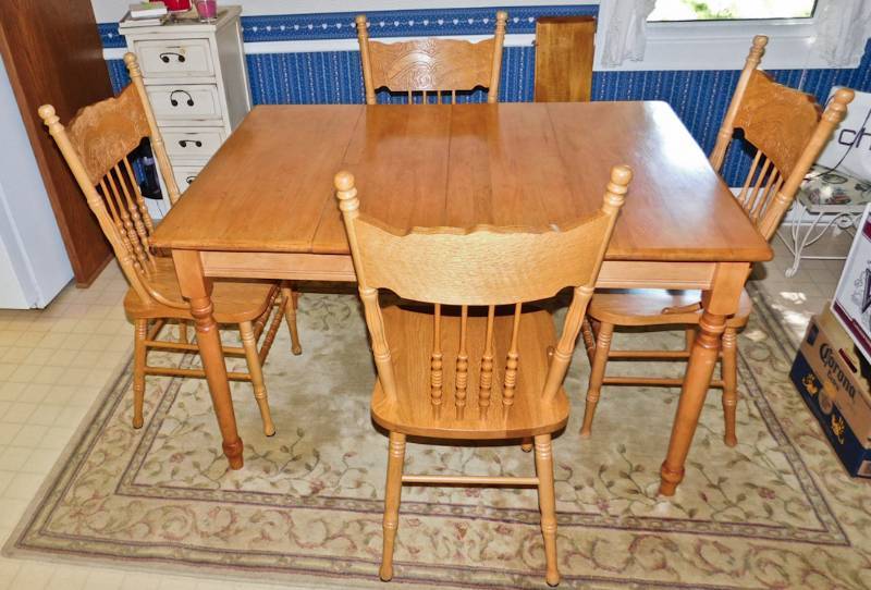 lot 201 image: Oak Dining room table and Four pressback chairs