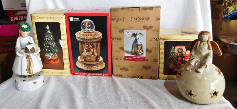 lot 204 image: Seasonal Holiday dcor large boxed Christmas items