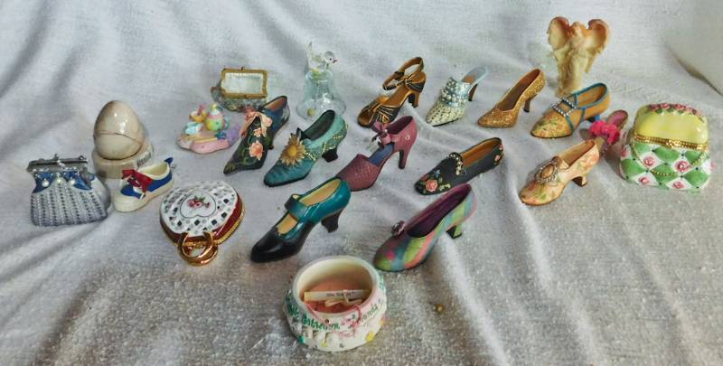 lot 206 image: Seasonal Holiday dcor shoes and trinket boxes