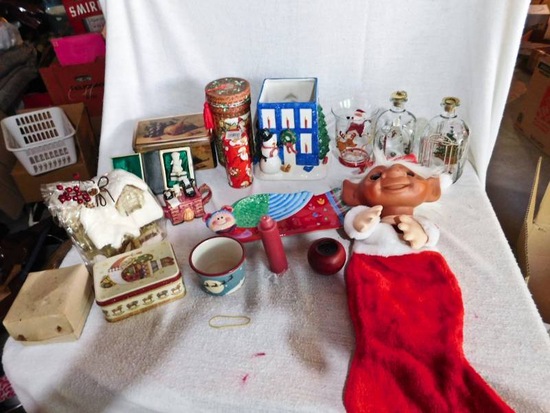 lot 211 image: Seasonal Holiday dcor Christmas