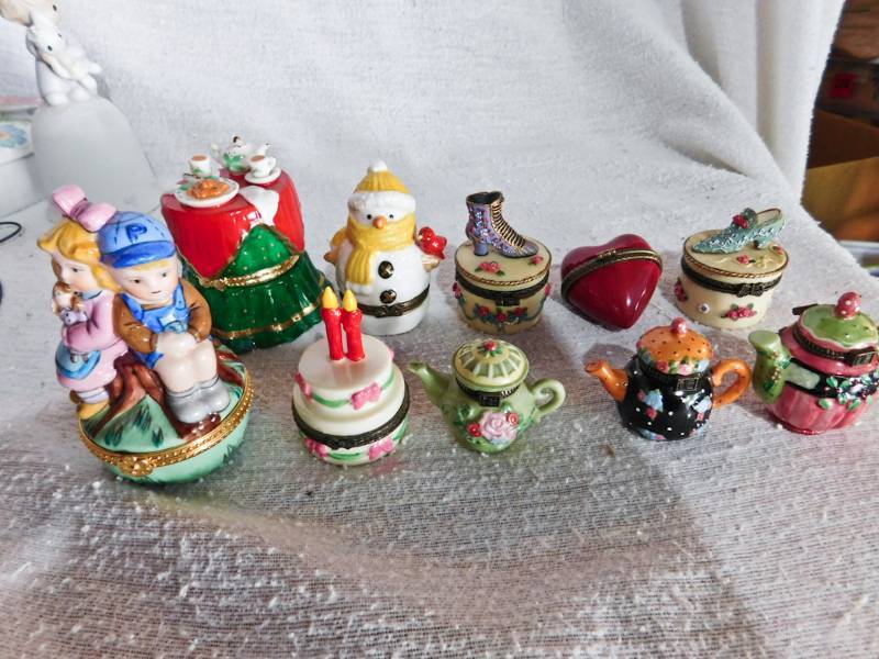 lot 217 image: vanity dresser trinket boxes