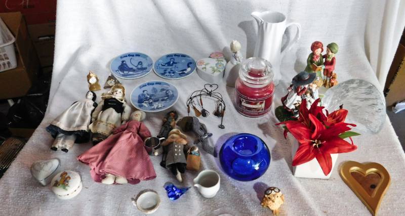 lot 218 image: Seasonal Holiday dcor Fathers Day plates, small porcelain dolls
