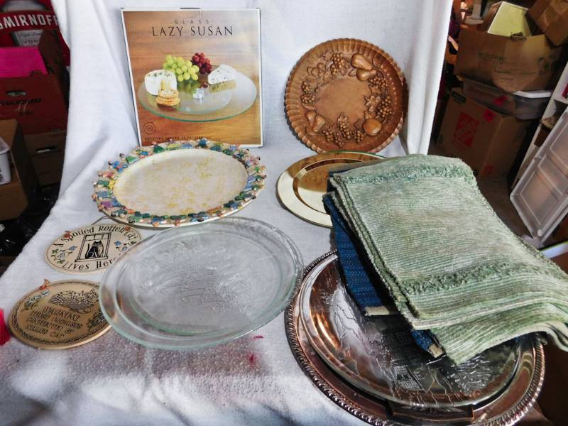 lot 220 image: Seasonal Holiday dcor serving items