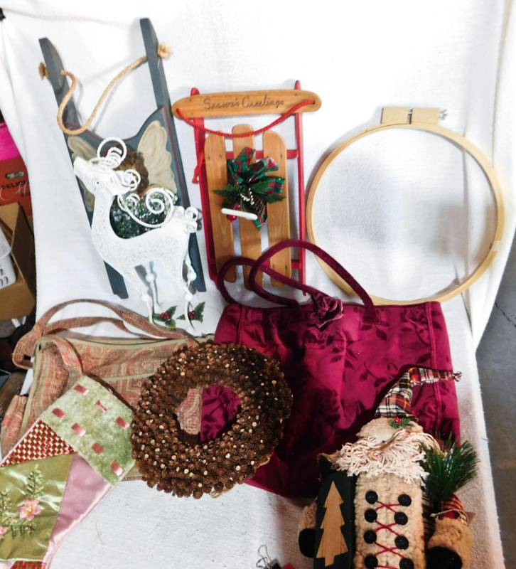lot 221 image: Seasonal Holiday general wrapping and gift bags