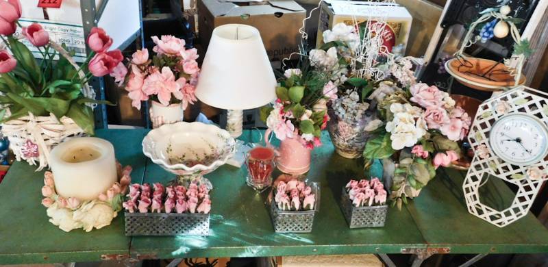 lot 224 image: Seasonal Holiday dcor serving items