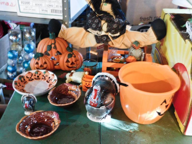 lot 225 image: Seasonal Holiday dcor, serving items Haloween