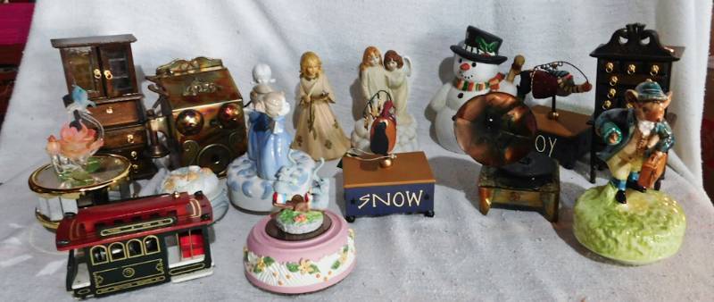 lot 226 image: Seasonal Holiday music boxes