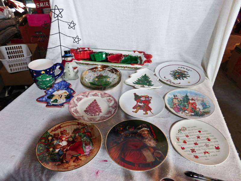 lot 227 image: Seasonal Holiday dcor, serving items Christmas