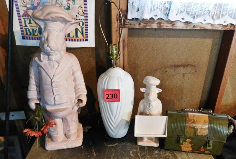 lot 230 image: Seasonal Holiday dcor Pink Chef, menu, lamp and lunchbox