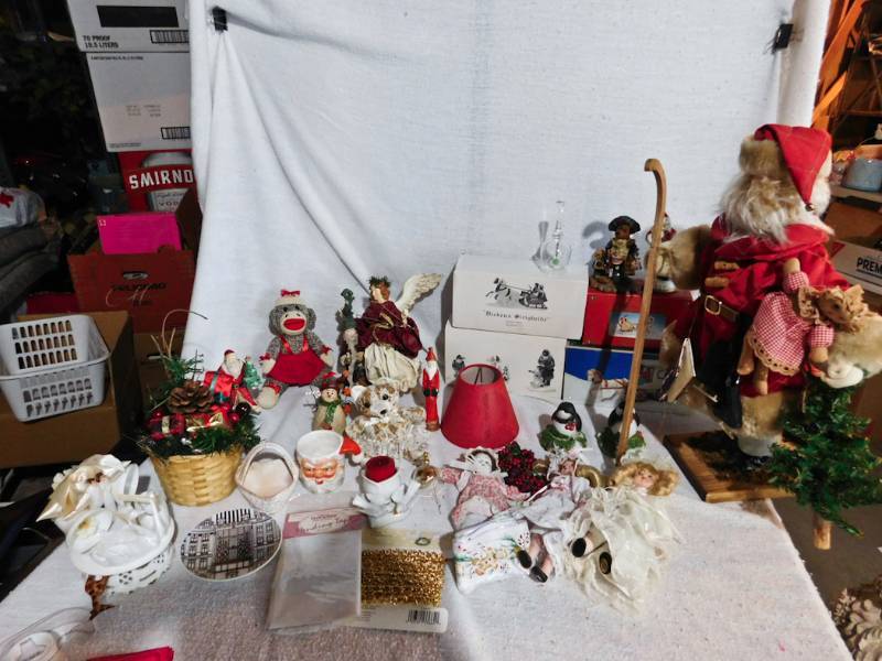 lot 231 image: Seasonal Holiday dcor Christmas