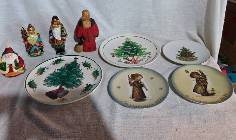 lot 237 image: Seasonal Holiday dcor Vintage Christmas items