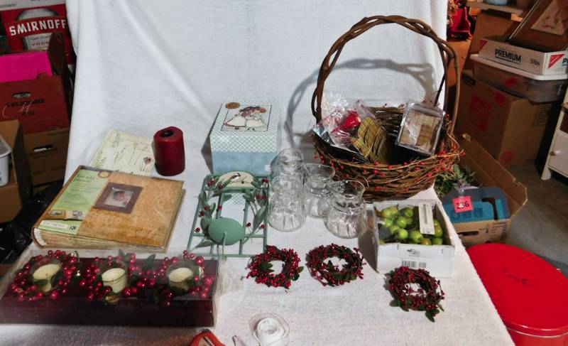 lot 238 image: Seasonal Holiday dcor  Christmas