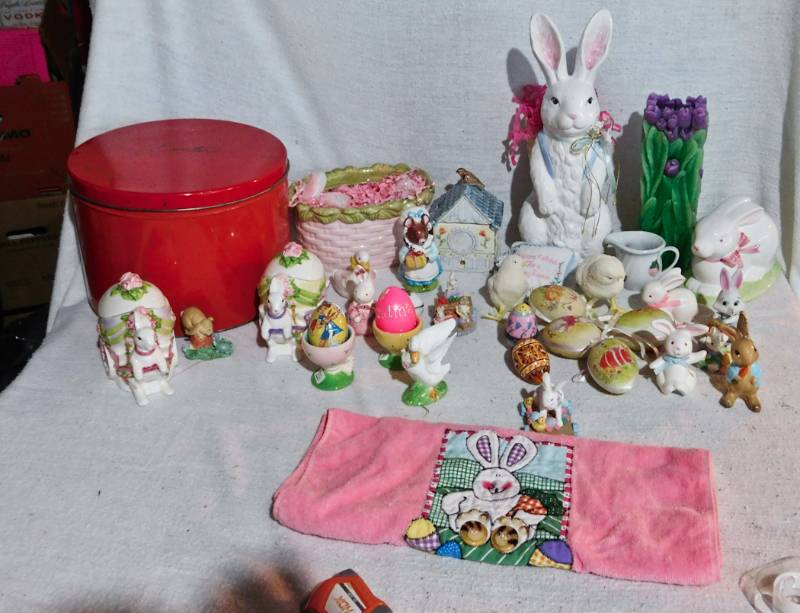 lot 239 image: Seasonal Holiday dcor serving items Easter