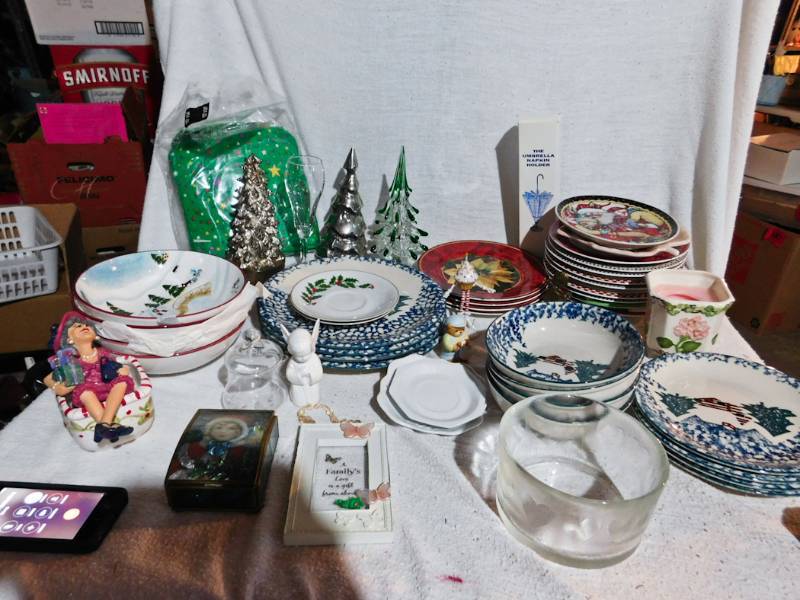 lot 242 image: Seasonal Holiday dcor serving items Christmas