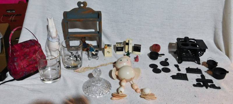 lot 246 image: Mini cast iron stove and accessories and vintage kitchen appliance magnets