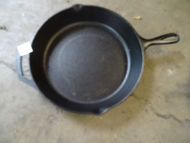 lot 8 image: Lodge 10 SK Skillet New