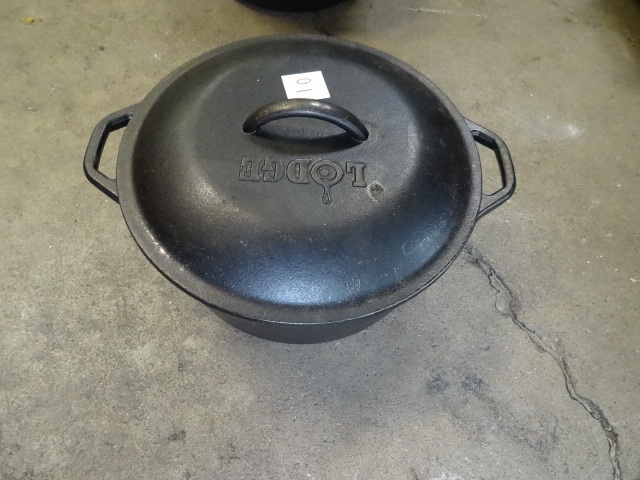 lot 10 image: The Lodge 8 dol Dutch Oven