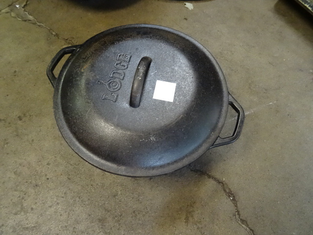 lot 11 image: The Lodge 8 dol Dutch Oven