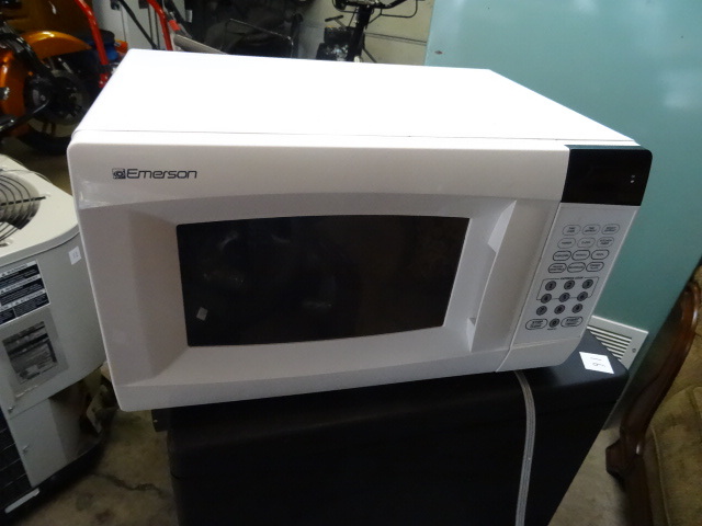 lot 15 image: Emerson Microwave 700 Watt