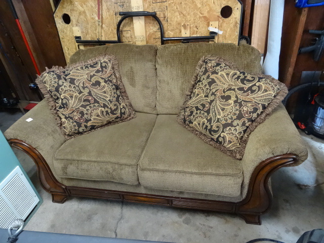 lot 18 image: Ashley Furniture Love Seat 3440035.
